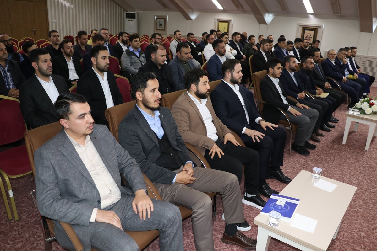 Dini İhtisas Merkezimizde, Din Görevlileri Mesleki Gelişim Kursu kapsamında Eğitim Görevlilerimizden Bilal Gündüz tarafından “Tecrübe Paylaşımı (Rol-Model Din Görevlileri) ” konulu konferans gerçekleştirildi. Katkılarından dolayı kıymetli hocamıza teşekkür ederiz.