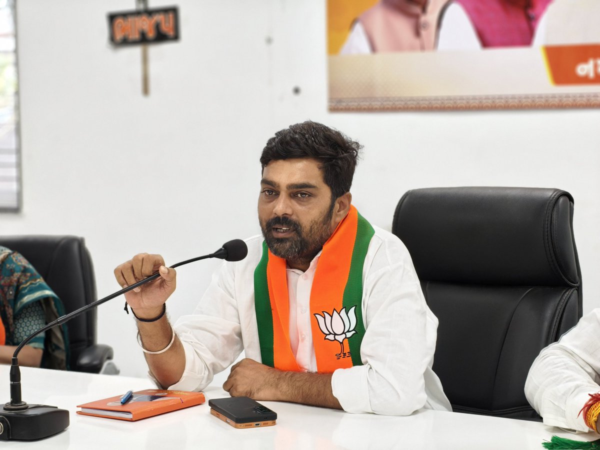 bjpneelrao's tweet photo. ઐતિહાસિક જીતનો- વિજયોત્સવ

સ્થાનિક સ્વરાજની ચૂંટણી પરિણામ આવતાં શ્રી જીલ્લા કાર્યાલય શ્રી  કમલમ્ રાજપીપળા ખાતે તિલકવાડા મંડલના જીલ્લા પંચાયતના વિજેતા સદસ્યો અને તાલુકા પંચાયતના વિજેતા સદસ્યોનો અભિવાદન કાર્યક્રમ યોજાયો જેમાં બધાની રાત - દિવસની મહેનત બિરદાવી પ્રચંડ જનસમર્થન સાથે મળેલી જીત બદલ અભિનંદન પાઠવ્યા.

વિજેતા કાર્યક્રમ તિલકવાડા મંડળ પ્રમુખ શ્રી ગૌરાંગભાઈ બારિયાના નેતૃત્વમાં યોજાયો જેમાં તિલકવાડામાં વિજયી થયેલા જિલ્લા પંચાયતના સદસ્યો, તાલુકા પંચાયતના સદસ્યો, મંડળના મહામંત્રી શ્રીઓ, હોદ્દેદાર શ્રીઓ, મંડળ ઇન્ચાર્જ શ્રીઓ કાર્યક્રમમાં ઉપસ્થિત રહ્યા હતા.

#Narmada