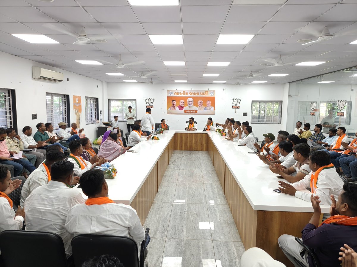 bjpneelrao's tweet photo. ઐતિહાસિક જીતનો- વિજયોત્સવ

સ્થાનિક સ્વરાજની ચૂંટણી પરિણામ આવતાં શ્રી જીલ્લા કાર્યાલય શ્રી  કમલમ્ રાજપીપળા ખાતે તિલકવાડા મંડલના જીલ્લા પંચાયતના વિજેતા સદસ્યો અને તાલુકા પંચાયતના વિજેતા સદસ્યોનો અભિવાદન કાર્યક્રમ યોજાયો જેમાં બધાની રાત - દિવસની મહેનત બિરદાવી પ્રચંડ જનસમર્થન સાથે મળેલી જીત બદલ અભિનંદન પાઠવ્યા.

વિજેતા કાર્યક્રમ તિલકવાડા મંડળ પ્રમુખ શ્રી ગૌરાંગભાઈ બારિયાના નેતૃત્વમાં યોજાયો જેમાં તિલકવાડામાં વિજયી થયેલા જિલ્લા પંચાયતના સદસ્યો, તાલુકા પંચાયતના સદસ્યો, મંડળના મહામંત્રી શ્રીઓ, હોદ્દેદાર શ્રીઓ, મંડળ ઇન્ચાર્જ શ્રીઓ કાર્યક્રમમાં ઉપસ્થિત રહ્યા હતા.

#Narmada