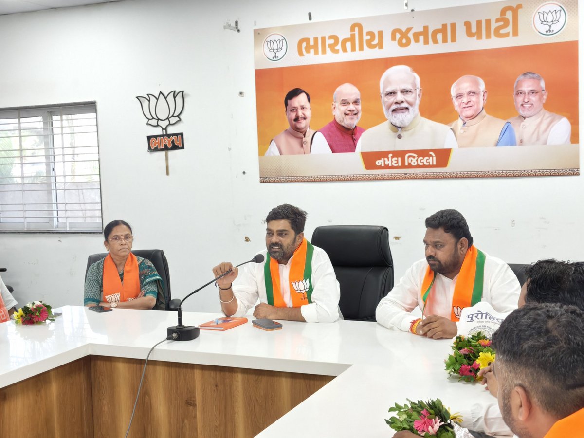bjpneelrao's tweet photo. ઐતિહાસિક જીતનો- વિજયોત્સવ

સ્થાનિક સ્વરાજની ચૂંટણી પરિણામ આવતાં શ્રી જીલ્લા કાર્યાલય શ્રી  કમલમ્ રાજપીપળા ખાતે તિલકવાડા મંડલના જીલ્લા પંચાયતના વિજેતા સદસ્યો અને તાલુકા પંચાયતના વિજેતા સદસ્યોનો અભિવાદન કાર્યક્રમ યોજાયો જેમાં બધાની રાત - દિવસની મહેનત બિરદાવી પ્રચંડ જનસમર્થન સાથે મળેલી જીત બદલ અભિનંદન પાઠવ્યા.

વિજેતા કાર્યક્રમ તિલકવાડા મંડળ પ્રમુખ શ્રી ગૌરાંગભાઈ બારિયાના નેતૃત્વમાં યોજાયો જેમાં તિલકવાડામાં વિજયી થયેલા જિલ્લા પંચાયતના સદસ્યો, તાલુકા પંચાયતના સદસ્યો, મંડળના મહામંત્રી શ્રીઓ, હોદ્દેદાર શ્રીઓ, મંડળ ઇન્ચાર્જ શ્રીઓ કાર્યક્રમમાં ઉપસ્થિત રહ્યા હતા.

#Narmada