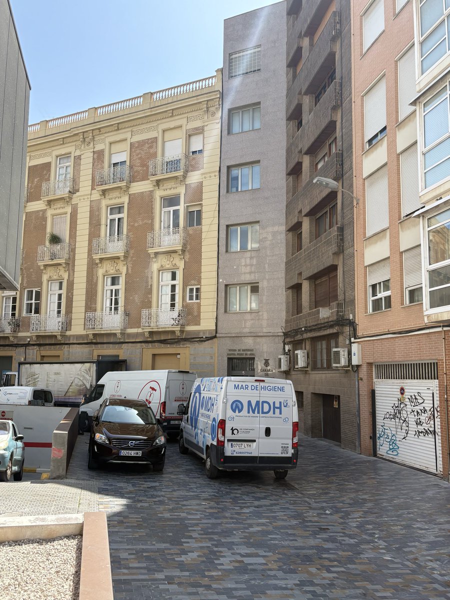 PabloSotoSegado's tweet photo. Imposible acceder a tu propio garaje  en pleno centro de Cartagena. Calle del conducto 12:00 pm @AytoCartagenaES  @NoeliaArroyoHer  @LopezMirasF https://t.co/7DZV6Iejbf