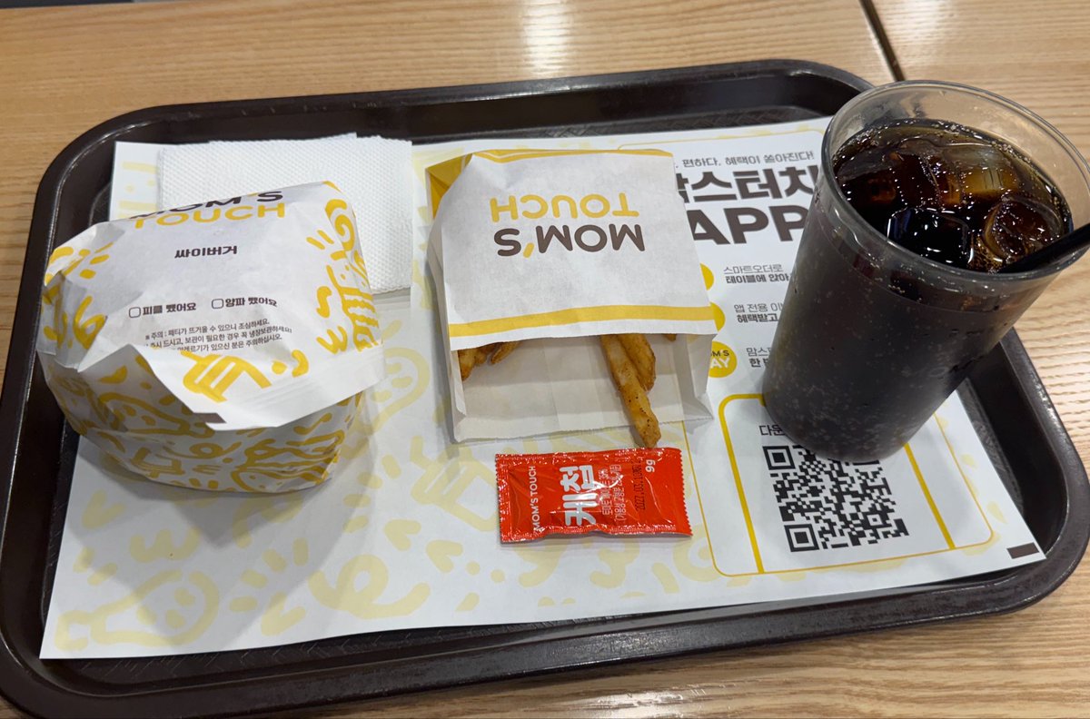 無意識のうちにマムズタッチへ足を運んだ

これで4日連続

韓国の方からサイバーガーを食べろと無数のリプをいただいたので、満を持して食べた

ひと口食べた瞬間にこれがこのお店の原点にして頂点だと理解した

最初に食べなかったことを後悔

そして4日連続で来店したからかシェフも少し驚いてたよ