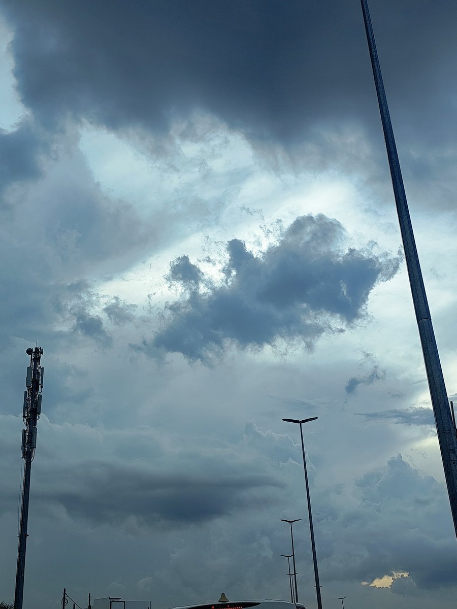 Awan bumi 81550 lepas hujan.