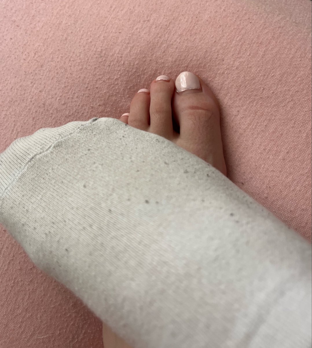 mysweetfeet_1's tweet photo. ¿Descalzos o con calcetines? 👣🤍  
¿Cuál prefieres?  

Contenido personalizado disponible 💌  

#feet #pies #socks #calcetines #footcontent #dmabierto https://t.co/Uhr6PHpCSa