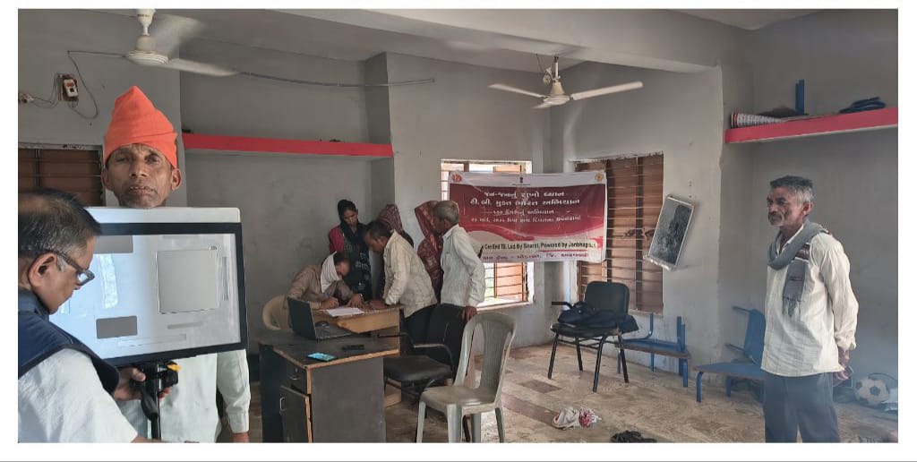 IecArvalli's tweet photo. @CollectorArv #TBMuktBharat #100DaysTBCampaign અંતર્ગત મોટીપંડુલી ગામ,તા-મેઘરજ ના અંતરિયાળ વિસ્તાર મા આયુષ્યમાન આરોગ્ય શિબિર યોજાઇ. Hand Held X-Ray મશીન દ્વારા ટીબીનાં શંકાસ્પદ લાભાર્થીઓનું સ્ક્રીનિંગ કરવામાં આવ્યું અને ગ્રામજનોને જરુરી આરોગ્ય સેવાઓ આપવામાં આવી. #HandHeldXray https://t.co/NTfohC1XD9