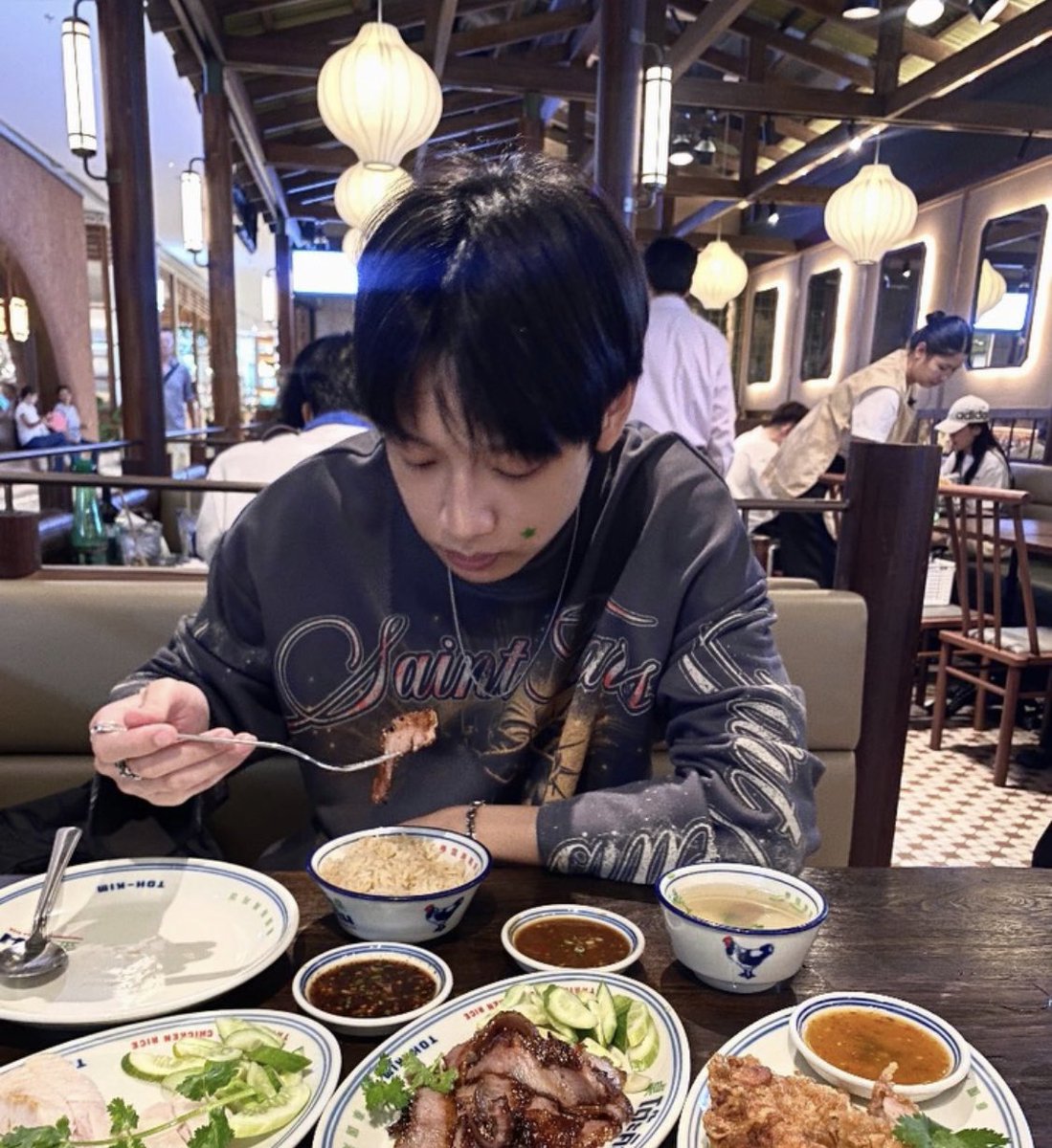 mamohyung's tweet photo. วันนี้หม่ำ ๆ กับแม่รินมื้อใหญ่กันสองคน สั่งมาเยอะมาก เดกวัยกำลังโตหนิ 🫳🏻👶🏻 https://t.co/5cJ2FbLJUF