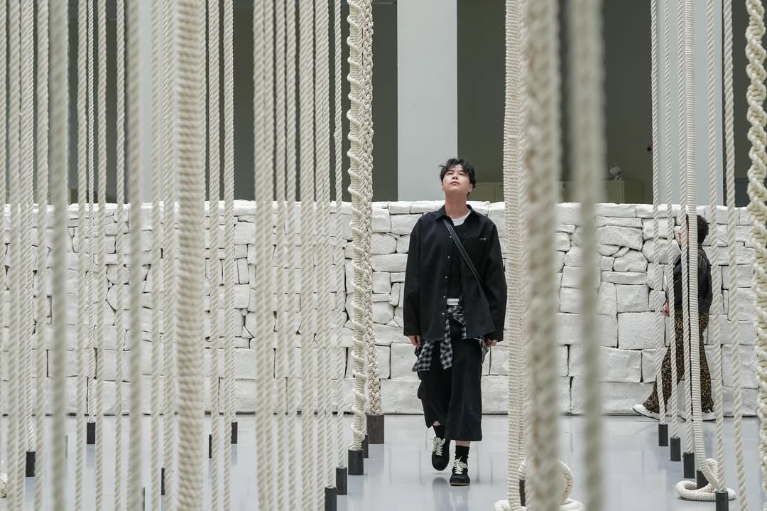 JRP_Editions's tweet photo. Sheila Hicks and Shi Hui's exhibition "Material Matters" is currently on view at West Bund Museum in Shanghai until August 2!⁠
⁠
Curated by Clément Dirié, Liu Xiao, and Chen Yangyi, this show brings together two major figures in contemporary art for whom material matters. https://t.co/RBlNUlwF6X