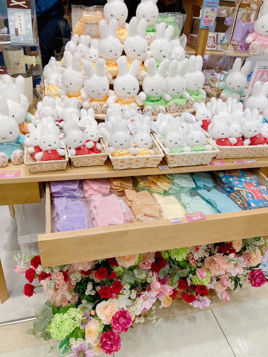 2025miffy's tweet photo. 京王新宿のフラワーミッフィーポップアップマルシェに行きました〜✨
新作カーネーション柄マスコットがカワイイ😍人気があるみたい〜

とにかくかわいいの大渋滞でした💕 https://t.co/qZ2BYfeFQn