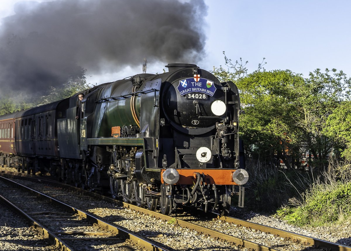 chriss_photos1's tweet image. Nothing on the telly on Sat evening, so grabbed the camera and headed out for a bag of chips.
34028 "Eddystone" approaches Ridgmont with 1Z12 York to Euston, the first steam over the route for more than 12 years. 25th Apr 26
#RailwayPhotography #GBXV111 #UKRailways