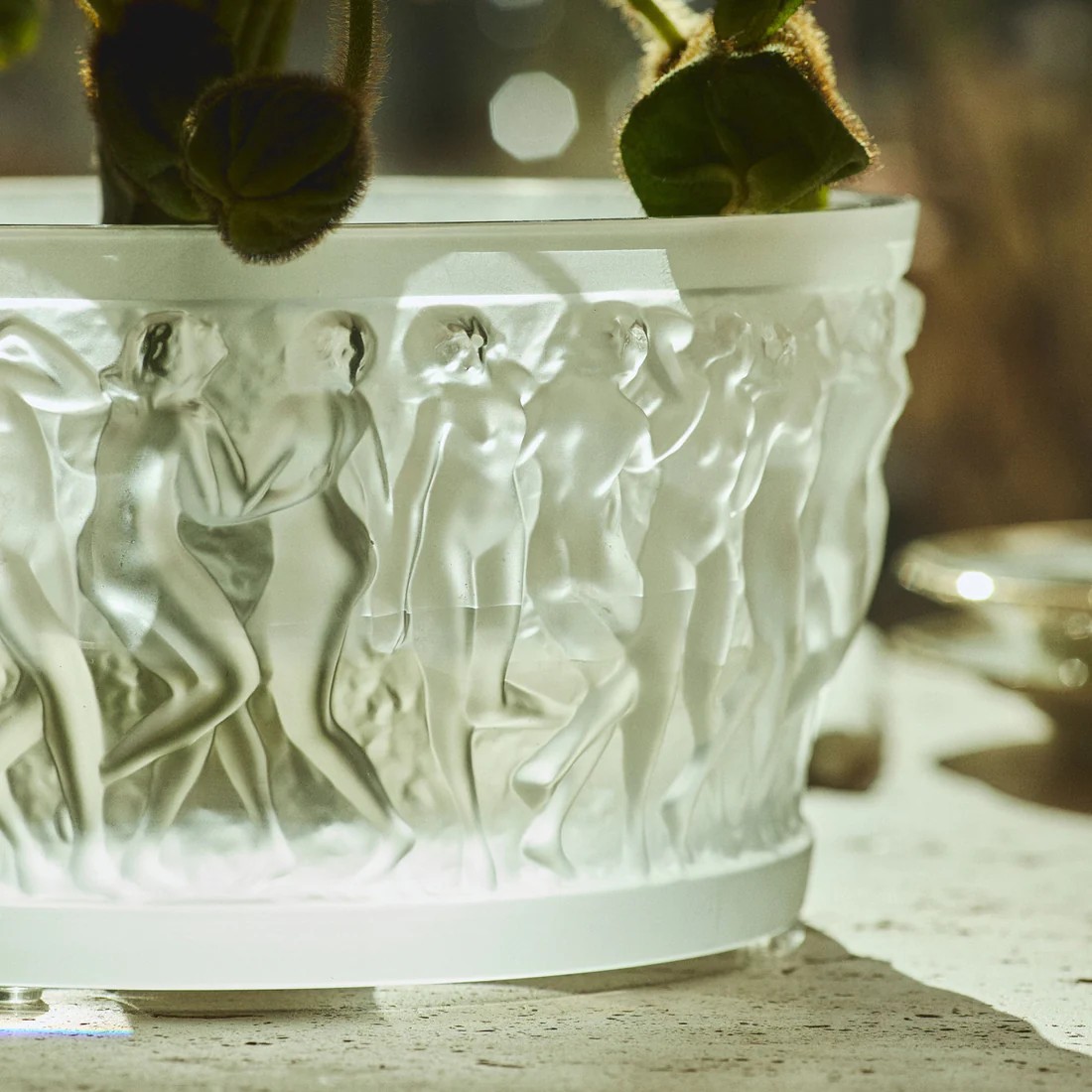 光を纏う巫女たち Lalique Bacchantes バコントゥ オパルセント ボウル バコントゥ》 バッカスに仕える若き巫女たちが、その眩いばかり