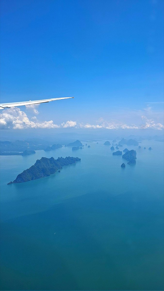 SeanJakes's tweet photo. Unbeatable @emirates #windowseat views on approach to #Phuket. #avgeek 
✈️💺🏝🤩 https://t.co/9JvaHCCqfl