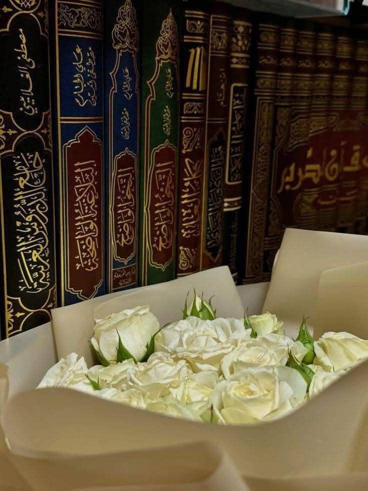 HendaMuaether's tweet photo. حقيقةُ العِلمِ أن يُهذِّبَ صاحبَه قبل أن يُعلِّم غيرَه .

العِلمُ في حقيقته ليس تكديسَ معلوماتٍ ولا تزيينَ مجالسٍ بالكلام، بل هو تربيةٌ للنفس قبل أن يكون زيادةً في الفهم؛ يَغرس في صاحبه الحِلم

ويُعلّمه الأدب، ويُهذِّب لسانه، ويُقيم سلوكَه على ميزان الصدق والوقار. فكلّما ازداد العبدُ علمًا، ازداد تواضعًا، وخشيةً، وحُسنَ خُلُقٍ مع الخلق، لأنّ العِلمَ الصادق لا ينفصل عن الأثر

إمّا أن يظهر على صاحبه نورًا وسكينة، أو يكشف خللًا في داخله يحتاج إلى إصلاح. وليس المقصود أن يُحسِن المرءُ الكلام، بل أن يُحسِن الحال، وأن يكون علمُه دليلًا على صلاحه لا زينةً تُخفِي نقصَه.

فانظر إلى نفسك كلّما تعلّمت: هل رقَّ قلبُك؟ 

هل لانَ طبعُك؟ هل صار لسانُك أصدق وأطهر؟ 

فإن لم ترَ أثرَ العِلم في خُلُقك، فاعلم أنّك تحتاج أن تُراجع الطريق، لا أن تُكثِر السير فيه بلا بصيرة.

ونصيحة: لا تجعل العِلم غايةً تُطلَب لذاته، بل وسيلةً تُقرِّبك من الله وتُصلِحك في السرّ قبل العلن؛ وابدأ بإصلاح قلبك مع كل مسألةٍ تتعلّمها، وطبِّق منها ما استطعت، فإنّ العملَ هو روحُ العِلم، وبه تُحفَظ بركتُه، وبدونه يَبقى كلماتٍ عابرة لا وزن لها .

 #هند_عبدالله_المعيذر_رحمها_الله