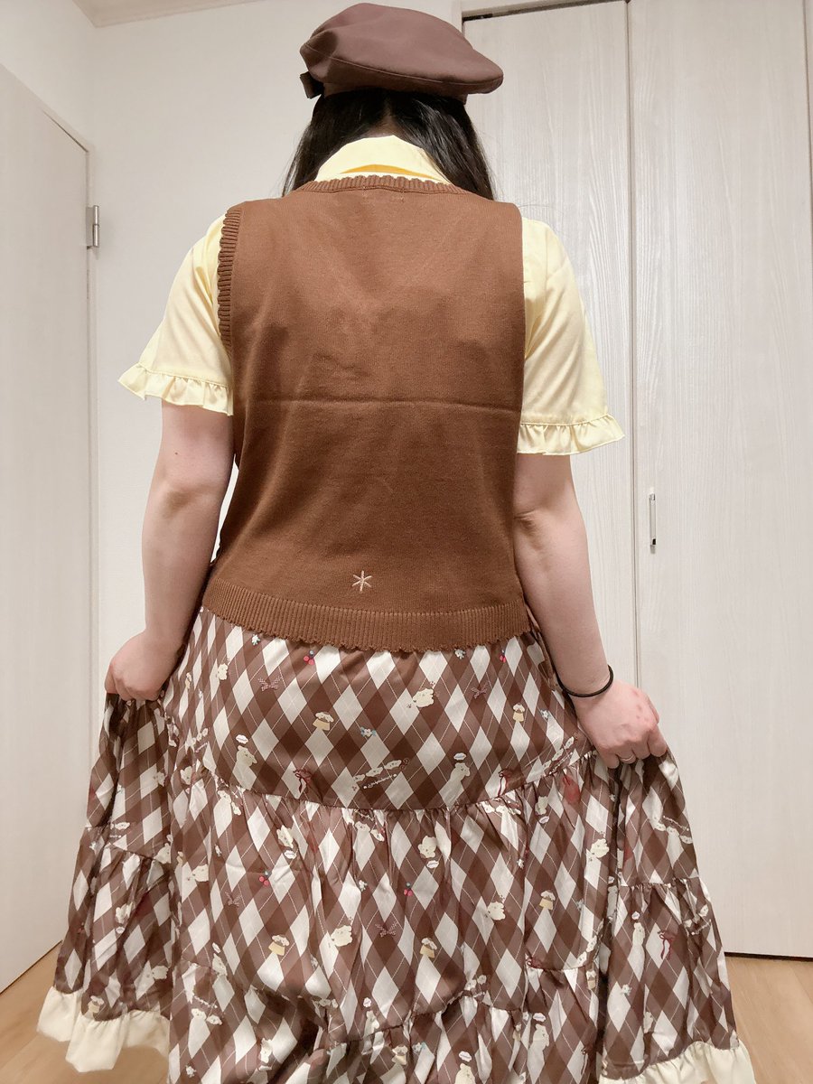今日オンラインでお迎えしたaxesポムポムプリンコラボを受け取ってきたんだけど可愛すぎません？🥺(ベレーはAmavel)ベスト後ろにおしりのしるしがあるのめっちゃ細かくて好き🥹ブラウス白を受注で頼もうか迷う🥹