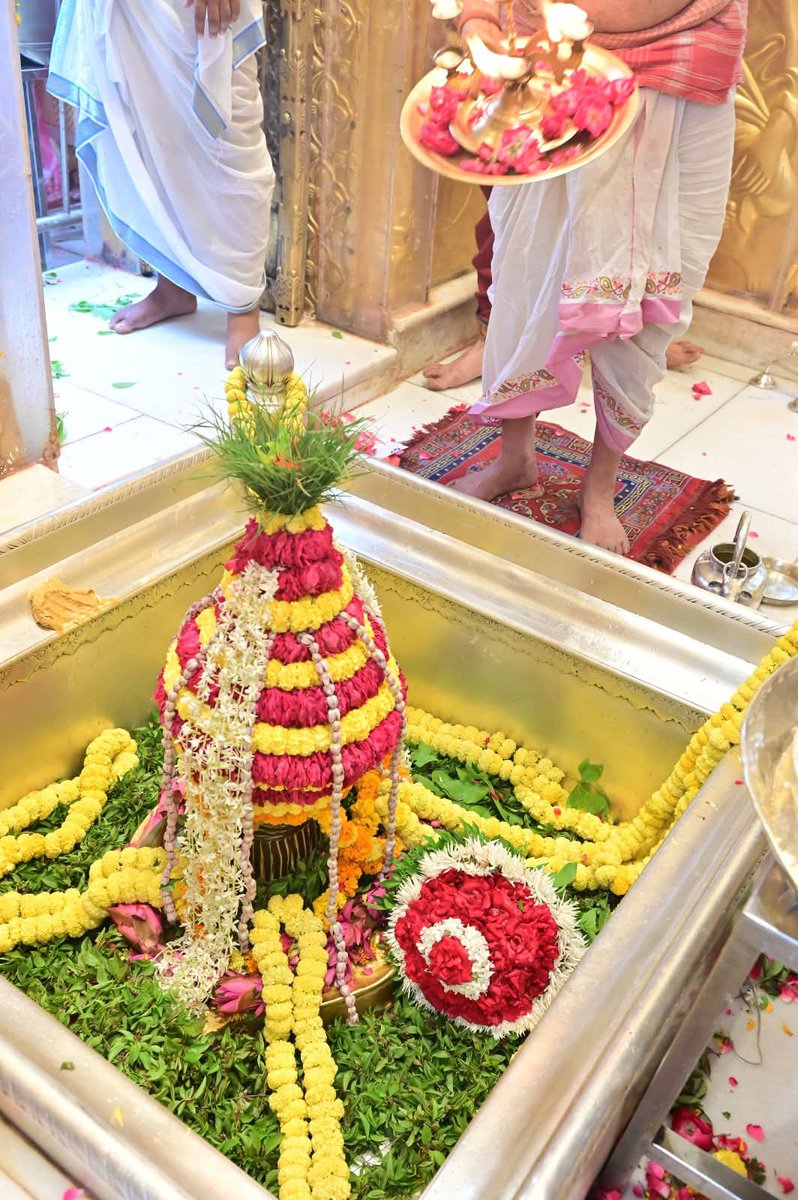 12Jyotirling's tweet photo. श्री काशी विश्वनाथ ज्योतिर्लिंग जी के आज दिनांक मध्यान्ह भोग आरती के दर्शन 30.04.2026 https://t.co/LmYhPe6vb5