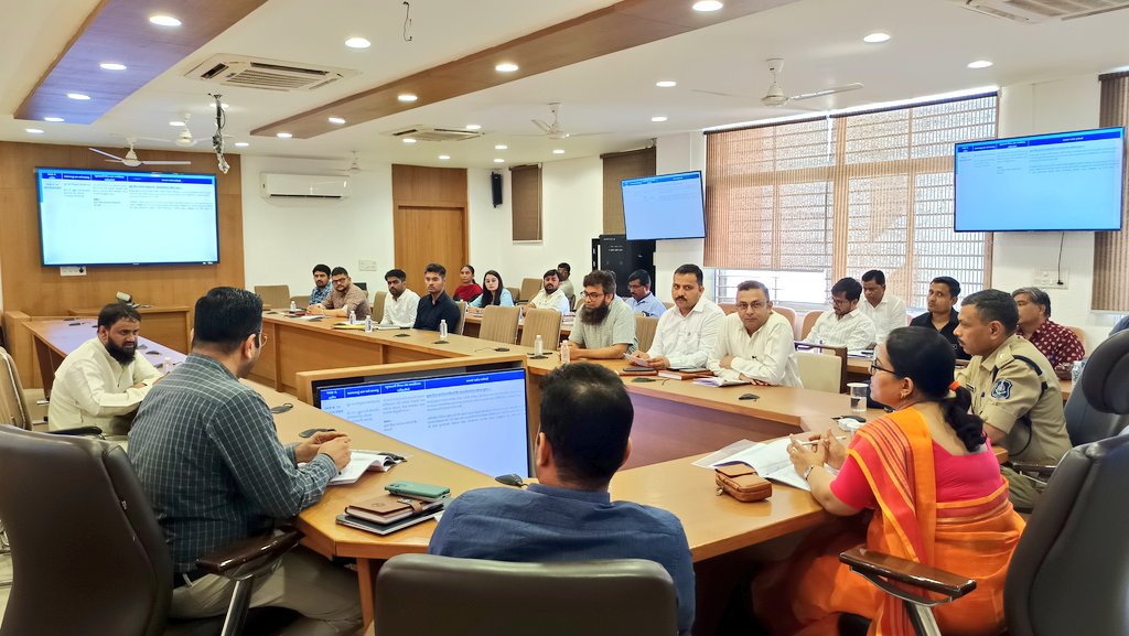 CollectorArv's tweet photo. જિલ્લા કક્ષાએ જિલ્લા સ્વાગત-ફરિયાદ નિવારણ
કાર્યક્રમમાં આવેલા અરજદારોના ૧૪ પ્રશ્નોને પ્રત્યક્ષ  રજુઆતો અને તેમના પ્રશ્રોને સાંભળી તેના નિરાકરણ માટે સંબંધિત વિભાગના અધિકારીશ્રીઓ સાથે ગહન ચર્ચા કરી નિરાકરણ માટે જરૂરી કાર્યવાહી હાથ ધરવા જણાવ્યું. @CMOGuj @SWAGATOnlineGuj https://t.co/MuHEm5OGkn