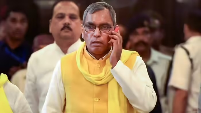 उत्तरप्रदेश की योगी आदित्यनाथ सरकार के मंत्री ओमप्रकाश राजभर के खिलाफ गैर जमानती वारंट जारी हुआ है.  

लोकसभा-2019 में ओमप्रकाश राजभर ने BJP नेताओं को गालियां दी और उन्हें जूता मारने की धमकी दी थी. राजभर ने यह सब चुनावी मंच से किया. उनके खिलाफ केस दर्ज हुआ, चार्जशीटिड हुए मगर अब