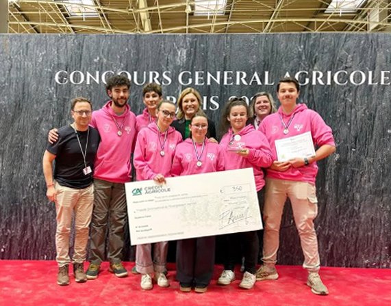 lurberri's tweet photo. Lur Berri s’engage auprès des jeunes du territoire. 💪 Cette année, des élèves du Lycée Jean Monnet (65) ont participé au TIEA pendant le @Salondelagri. 🚜
👏 Félicitations à : Diego, Maxime, Léa, Céline, Mathilde et Ronan pour leur 3ème place du groupe 1 races allaitantes ! 🐂 https://t.co/LbUy2q1BnZ
