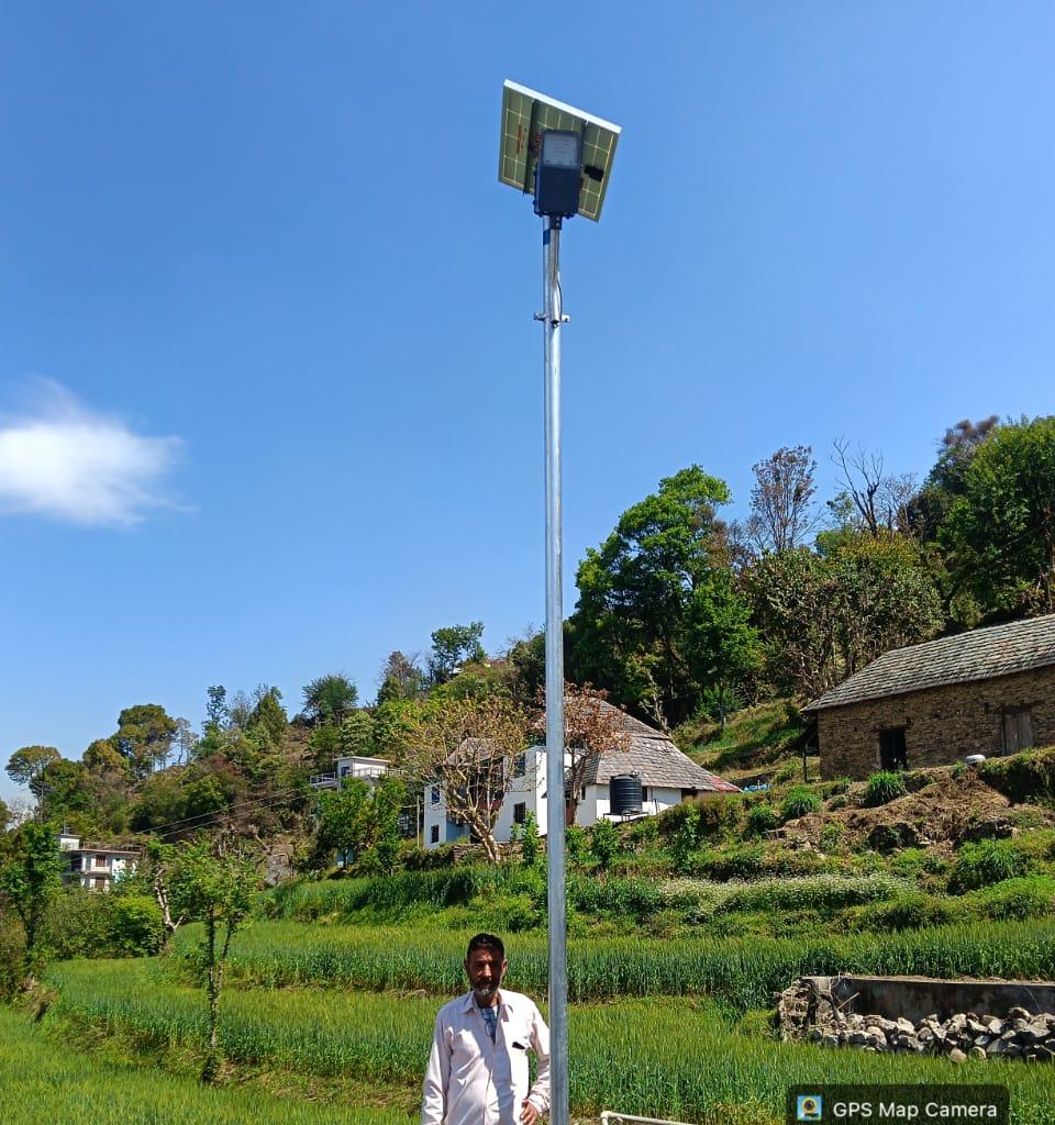 PromisingIndia's tweet photo. Promising Indian Society is proud to contribute to sustainable development by installing solar lights across rural areas of Mandi, Himachal Pradesh. These installations are not just about lighting streets. 

With every solar light, we move one step closer to clean energy adoption https://t.co/JV1FXQY347
