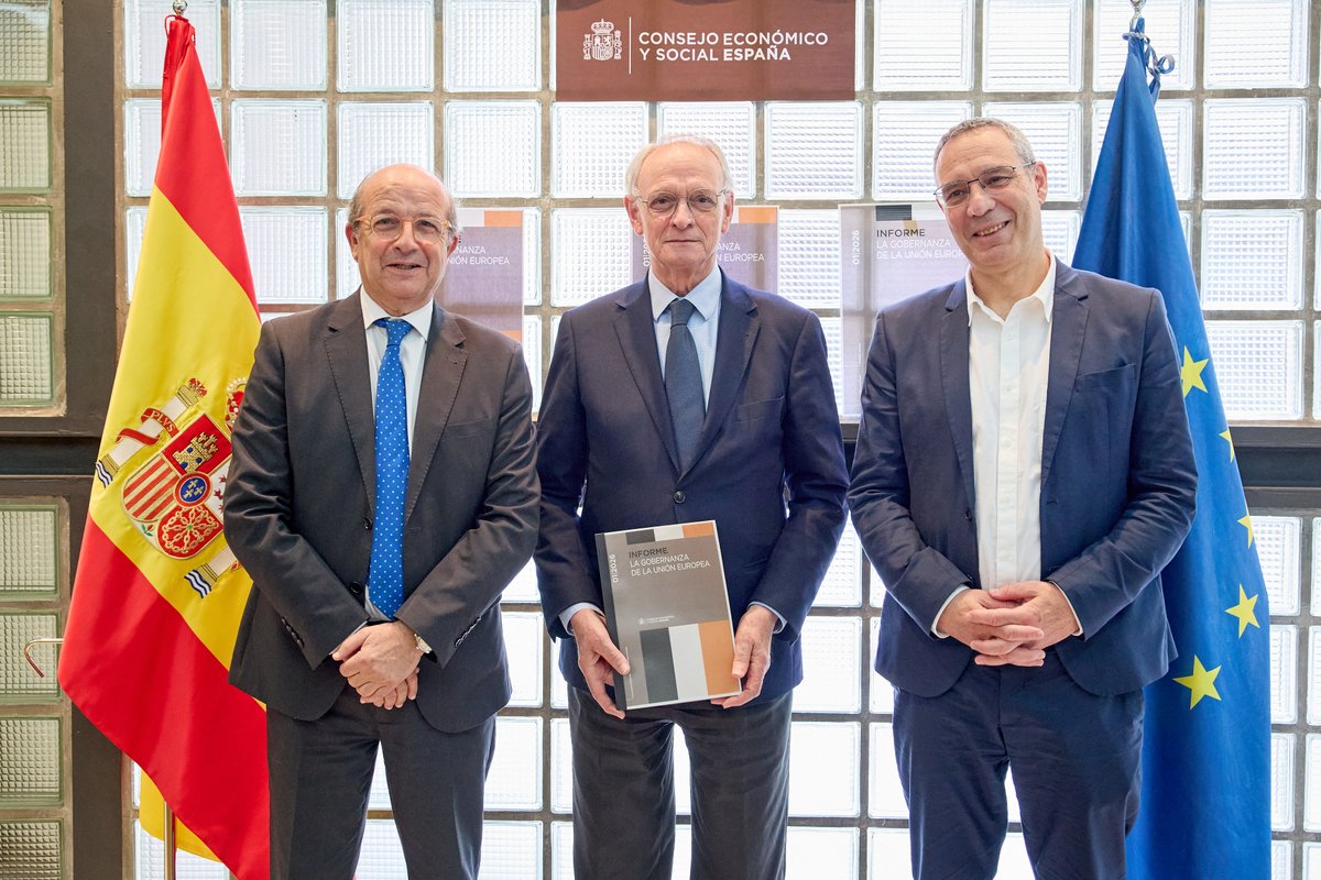 CESEspana's tweet photo. El Pleno del CES España aprueba el Informe La gobernanza de la UE.
El presidente Antón Costas y Raymond Torres, ponente del Informe, han hecho entrega del documento a Daniel Calleja, Director de la Representación de la Comisión Europea en España.
https://t.co/pIck3qp469 https://t.co/uZx8tOWqn5