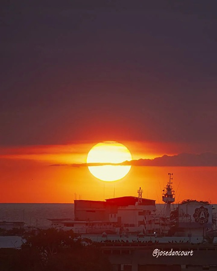 josedancourt's tweet image. Al atardecer sale el sol del manto de nubes y se deja ver, brillante e inmenso.

#Sunset #Sun #Color #Cumana #relax
#CursoDeFotografiaTwitter
Gratuito
Autoestudio
Acceso en post fijado en mi perfil de X