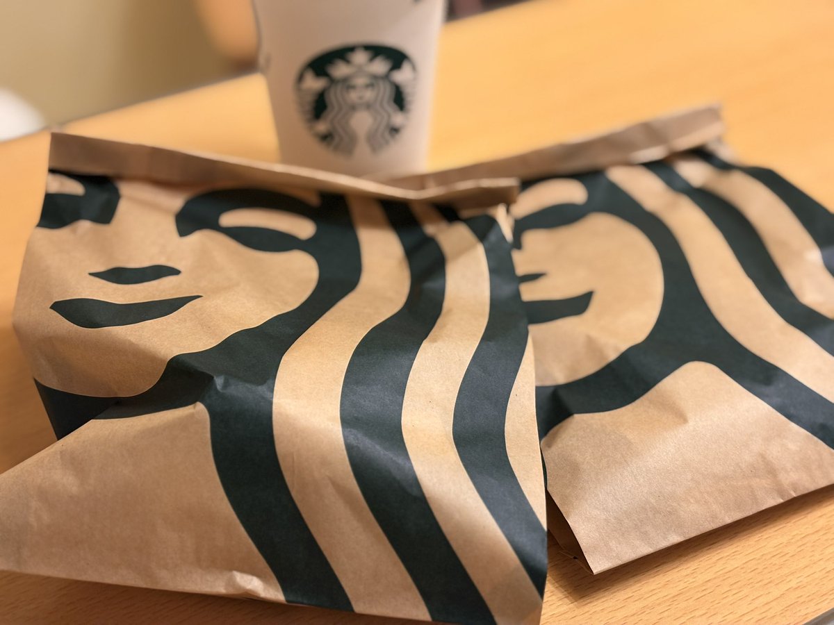 gohannooboegaki's tweet image. こんばんは🌃
今日は特別に差し入れ解禁されまして👏☕️✨
ず〜っと食べたかった「あんバタースコーンサンド」と「バニラオールドファッション」を買ってきてもらいました👱‍♂️🛍️💕
噂通りバニラオールドファッション美味しすぎた‥🤤🍩通年販売願う‥🙏
#スタバ #Starbucks #妊娠後期 #切迫早産
