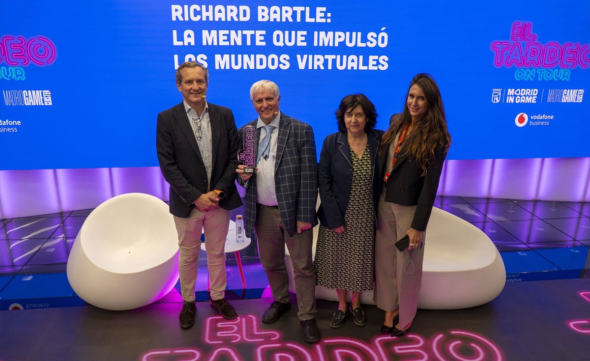 Esports_Bureau's tweet photo. 🎙️ Richard Bartle, pionero de los mundos virtuales, ha sido el gran protagonista de “El Tardeo de @MadridinGame”, el evento que reúne a profesionales del videojuego en la capital. Profesor honorario en la Universidad de Essex, miembro del Hall of Fame del videojuego británico y cocreador de MUD1, Bartle es una figura clave en la historia del gaming online.

Décadas antes de fenómenos como Fortnite o World of Warcraft, Bartle desarrolló junto a Roy Trubshaw el primer mundo virtual multijugador, sentando las bases de los MMORPG. Su Taxonomía de Bartle revolucionó la comprensión del comportamiento de los jugadores y sigue siendo esencial en el diseño de experiencias online.

Su participación ofreció una mirada única sobre la evolución de los entornos virtuales, destacando su impacto en la industria actual. Un encuentro que pone en valor los orígenes de un sector que hoy mueve millones en todo el mundo.

📰 Artículo completo: https://t.co/XIqEs3GkYY

#MadridinGame #RichardBartle #Tardeo #Gaming