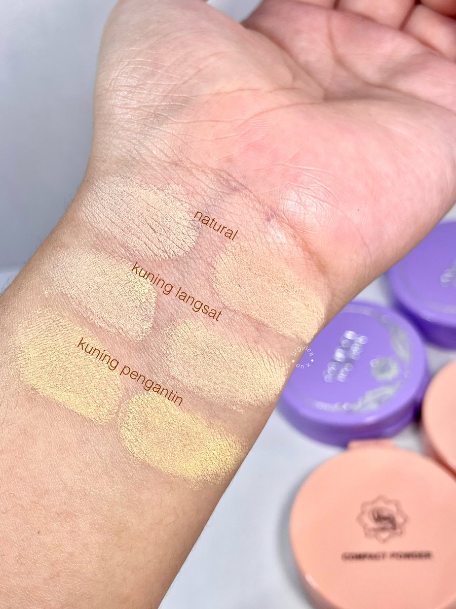 urgirlca's tweet photo. akhir-akhir ini lagi suka makeup pake compact powder aja biar simple sat set gitu
terus nemu 2 compact powdernya viva yang ternyata cocok buat makeup daily akuu dan yang bikin kaget harganya belasan ribu aja woiii😭✊🏻
#VivaCosmetics https://t.co/Xa46291NGm