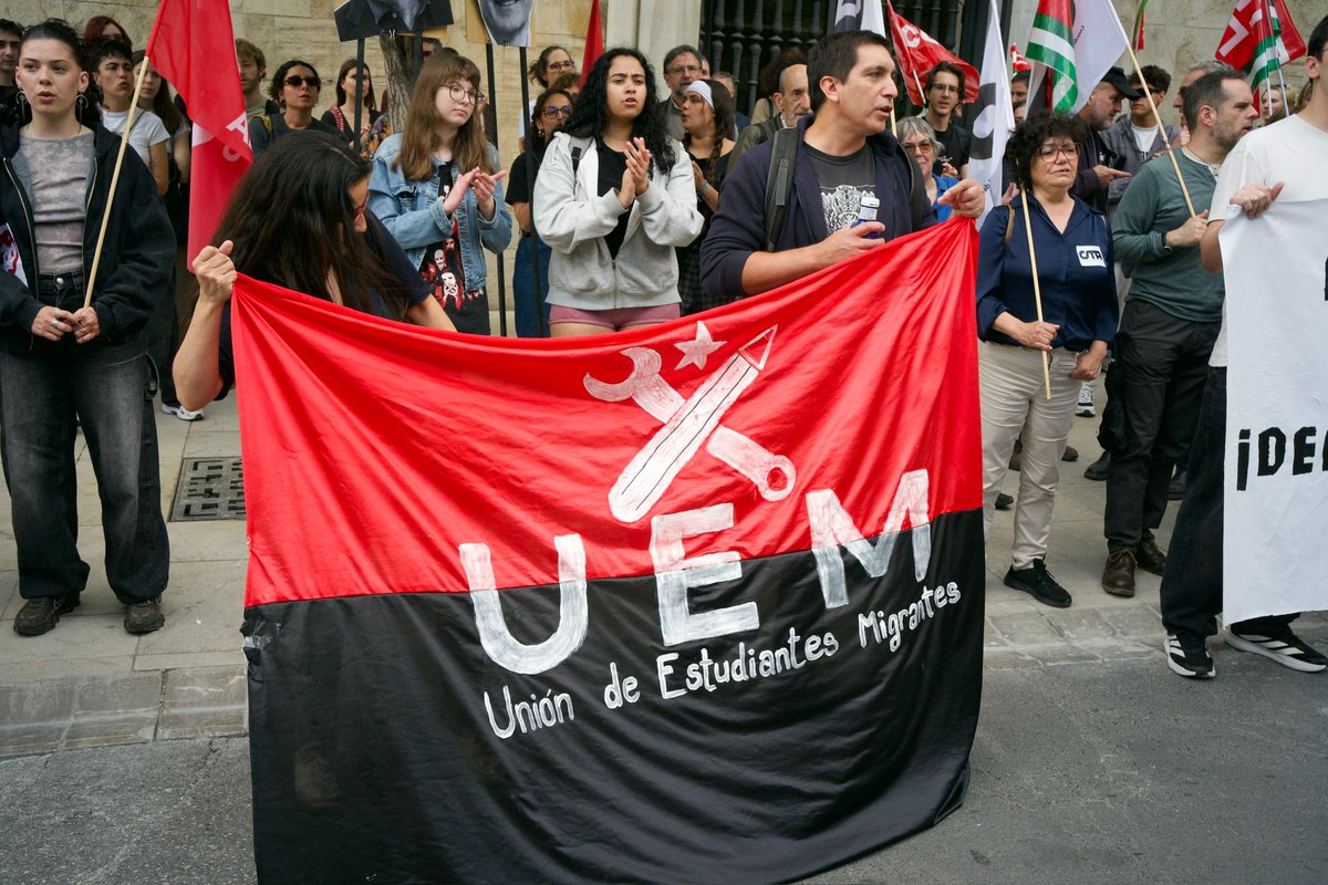 AEPgranada's tweet photo. 🚩📸 Ayer en Granada denunciando la infrafinanciación y privatización que está provocando la LUPA de @JuanMa_Moreno y la actitud cobarde de @PedroMercadoUGR que,no solo NO se enfrenta a la Junta,sino que paga la infrafinanciación subiéndonos a la estudiantes el precio del comedor https://t.co/hSuvOMaSSQ
