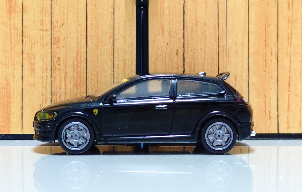 JPKIJIMAJP's tweet image. Shadow 1/64 の ボルボ C30 です。3ドアのシューティングブレークでグレードはT5(2.5Lターボ)。ボディカラーはソリッドブラック。ハチマキやヘッドライトがイエローにカスタムされた仕様。付属する台座には固定用のビスとかは付いておらず乗っけるだけ。
＃Shadow