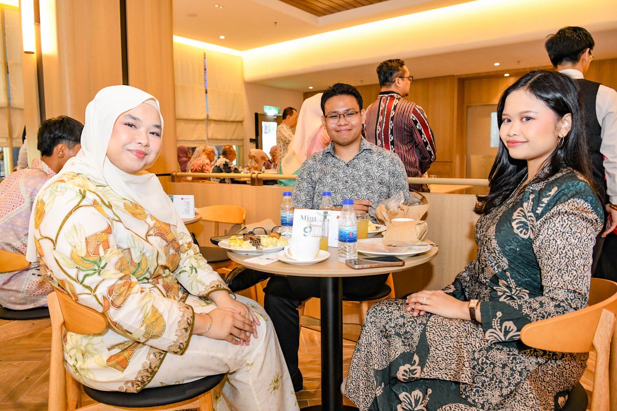 MohdShukriYajid's tweet photo. Memorable“Raya Lagi Ke?” potluck by @MSUmalaysiaSHCA with #MSUrians, after the soft launch of #MintbyMSU. Delightful look beyond the tasty festive spread, where we engaged in a spirited gathering that strengthened bonds and encouraged interaction. @MSUmalaysia https://t.co/h10MhLbheY