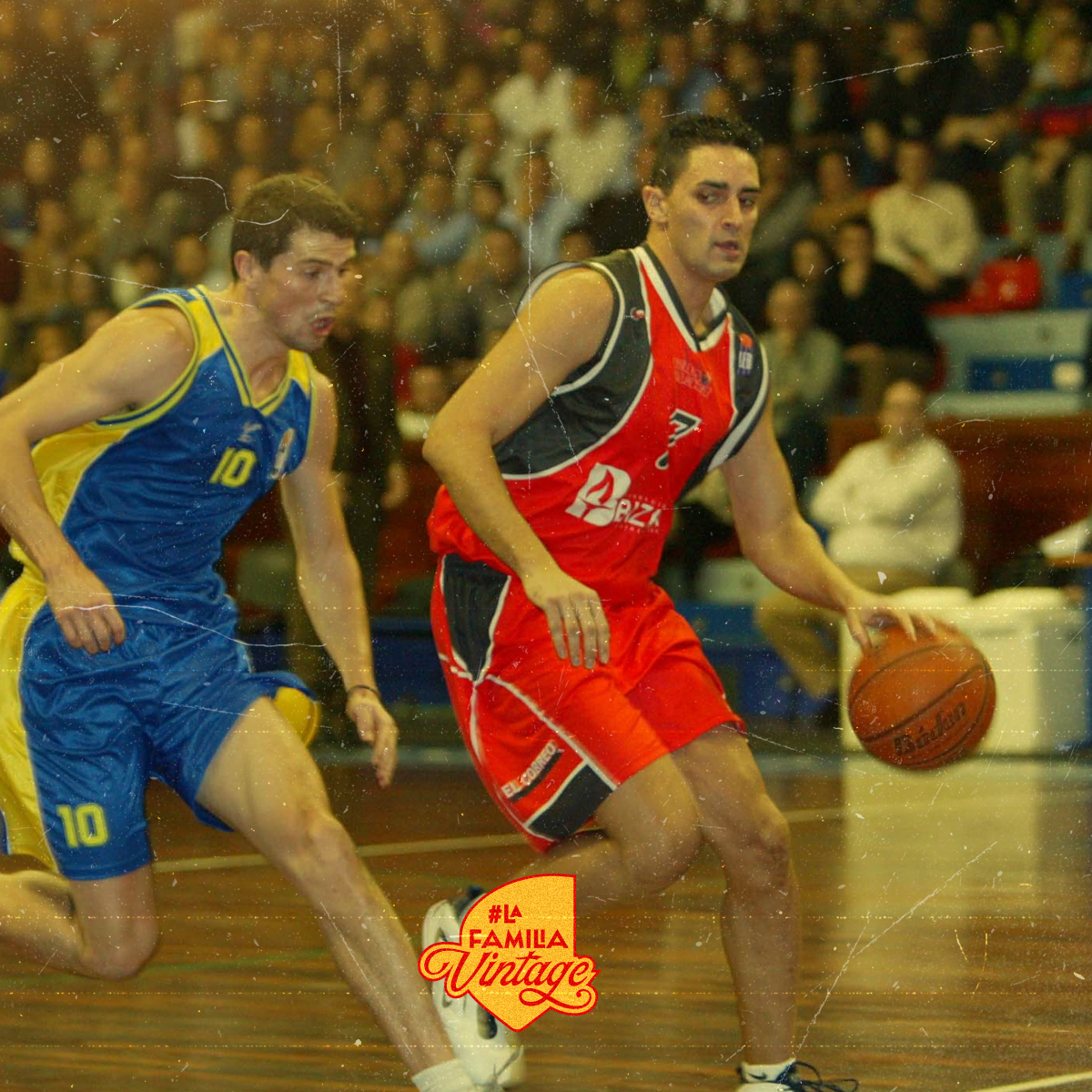 BaloncestoESP's tweet photo. 🏛️ #LaFamiliaVintage | Es el equipo del 𝗠𝗢𝗠𝗘𝗡𝗧𝗢... Igual que lo fue en la temporada 2003/04 de #PrimeraFEB 🤩

🔴 ¿Recuerdas ese @bilbaobasket? ⚫️

#SomosEquipo https://t.co/PLS2mujkzK
