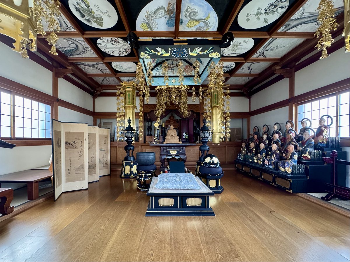 ck_eh8's tweet photo. 神奈川県・洞昌院！太田道灌が開基した多くの末寺を擁する中本寺格の寺院！主君に謀殺され山門で力尽きた太田道灌の亡骸は首を取られ胴体は荼毘に付され此の地に葬られた！太田資正の三男・太田資武が書き残した『太田資武状』によると道灌は入浴を終え湯殿の小口から出たところで主君の家臣に討たれたと記されているが(入湯了、湯殿之小口ニ出ツル所ニ於テ、主���ノ家臣ニ討タル）古い地名には伊勢原村大字上粕屋字湯殿入と地名があり（糟屋館の北側の谷）湯殿で殺されたというのは湯殿入りという地名を風呂場と解釈した可能性があり太田道灌が殺害（襲撃）された場所は『館の中の風呂場』ではなく館の外の地名としての『湯殿入り』付近の虎口（小口）から出た所だったとの説がある※私は上記の説を推すが詳細や真偽には諸説有

#城 #旅 #神社 #寺 #御城印 #御朱印 #グルメ #日本史