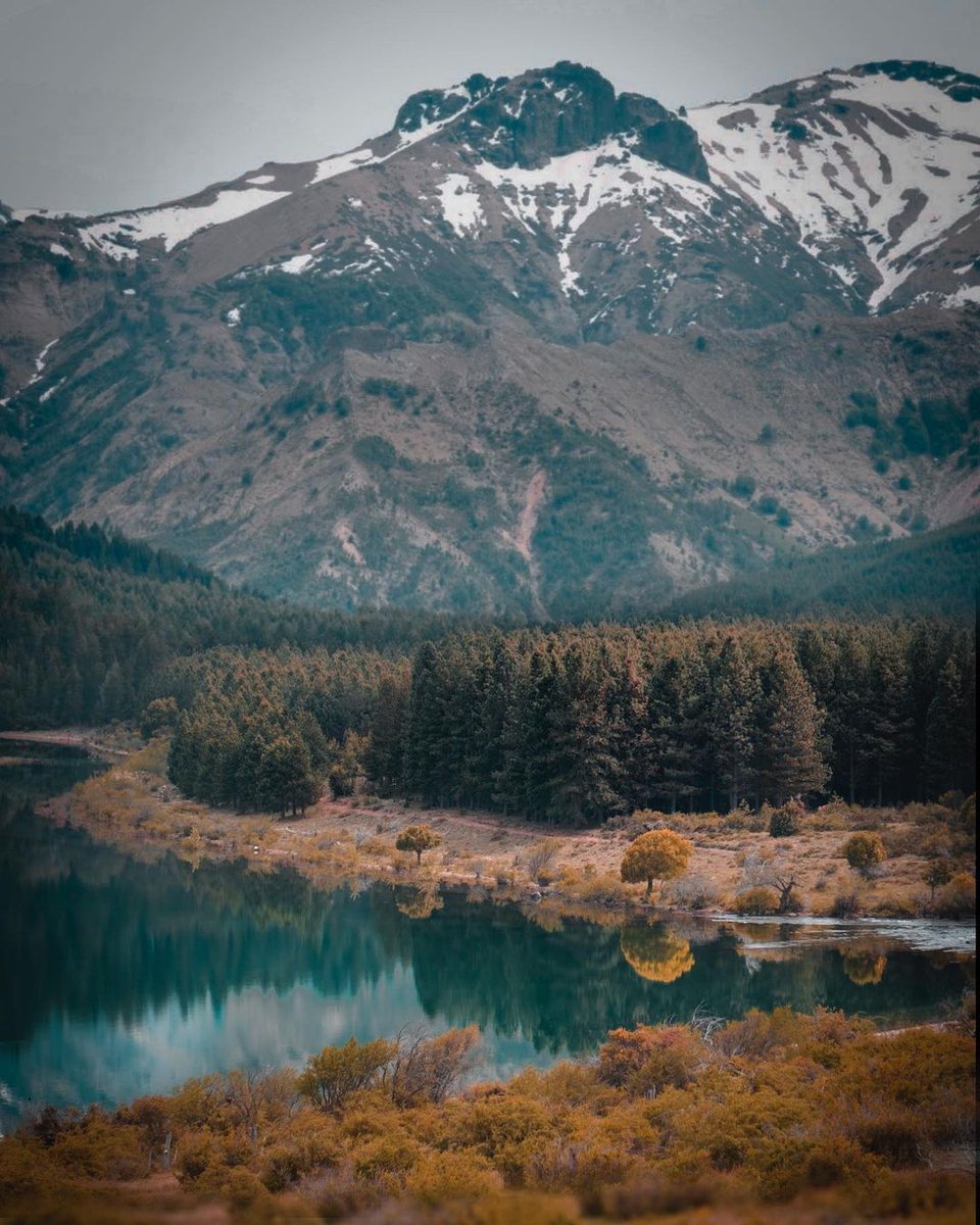 soymariche's tweet photo. Despedimos a Abril que se va! #LagoFiloHuaHum, Parque Nacional Lanín, Área Lacar. Un espejo neuquino que vale la pena descubrir por su entorno y el mismo camino que lo conduce #pablovga 👏🏼 #BuenJueves twitter! Patagonia🇦🇷🍂🛶🌲🧡 https://t.co/IGgsUvLT5J