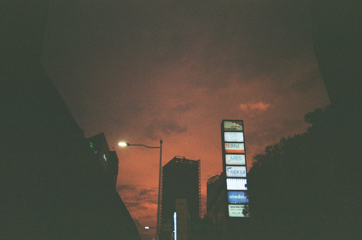 rifald_x's tweet image. Sunset at Jakarta 
#fujifilmaxion #colorplus200 #analog