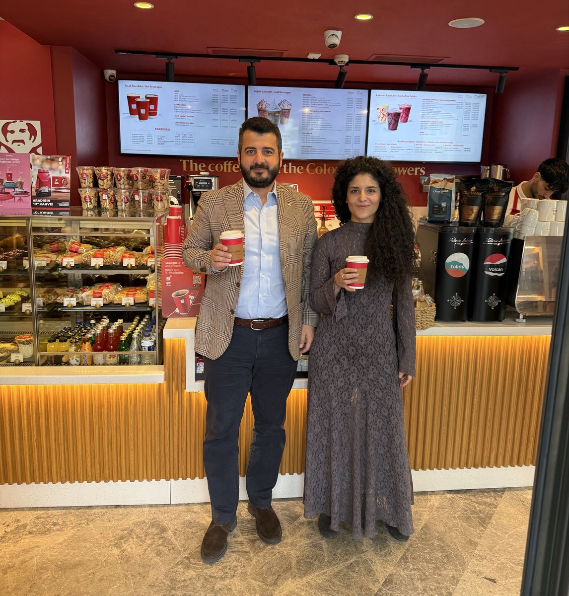 Kolombiya Kültür Bakanı <a href="/KadamaniYannai/">Yannai Kadamani</a> ‘yi <a href="/JuanValdezCafe/">Juan Valdez Café</a> şubemizde ağırladık. İki ülke arasındaki ticari, kültürel bağların güçlenmesi konusunda karşılıklı destek sağlayacağız. Yeme-İçme , Turizm ve Sanayi alanlarında karşılıklı yatırımlarımız devam edecektir. 
🇨🇴 Recibimos a