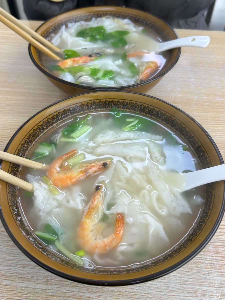 ABiteofFuzhou's tweet image. 🥣Guo Bian Hu｜👍The perfect May Day breakfast reset!🍚
Silky rice soup with seafood &amp;amp; veggies — warm, comforting, and made for slow holiday mornings.🔥
#FuzhouCuisine #foodie #yummy #EatLocal #MayDay #tasty #delicious #breakfast #umami