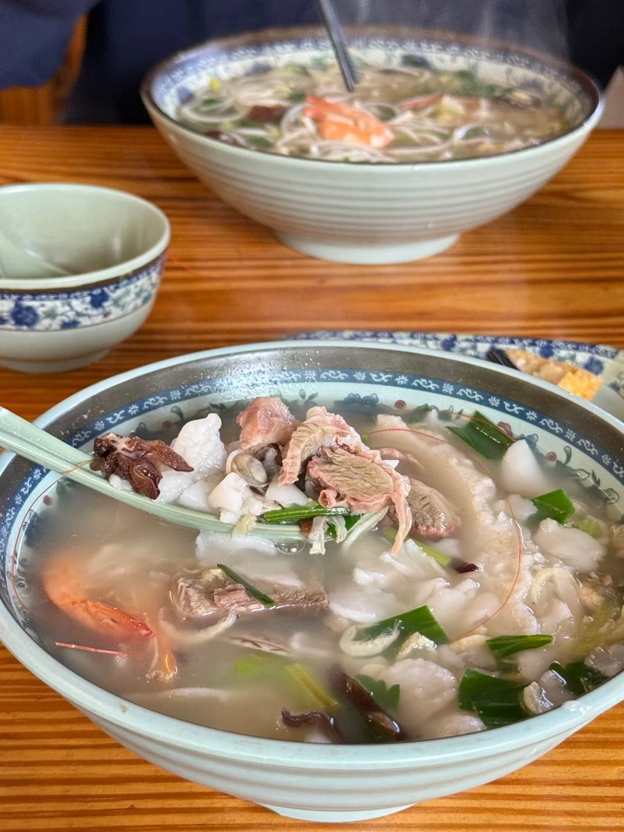 ABiteofFuzhou's tweet image. 🥣Guo Bian Hu｜👍The perfect May Day breakfast reset!🍚
Silky rice soup with seafood &amp;amp; veggies — warm, comforting, and made for slow holiday mornings.🔥
#FuzhouCuisine #foodie #yummy #EatLocal #MayDay #tasty #delicious #breakfast #umami