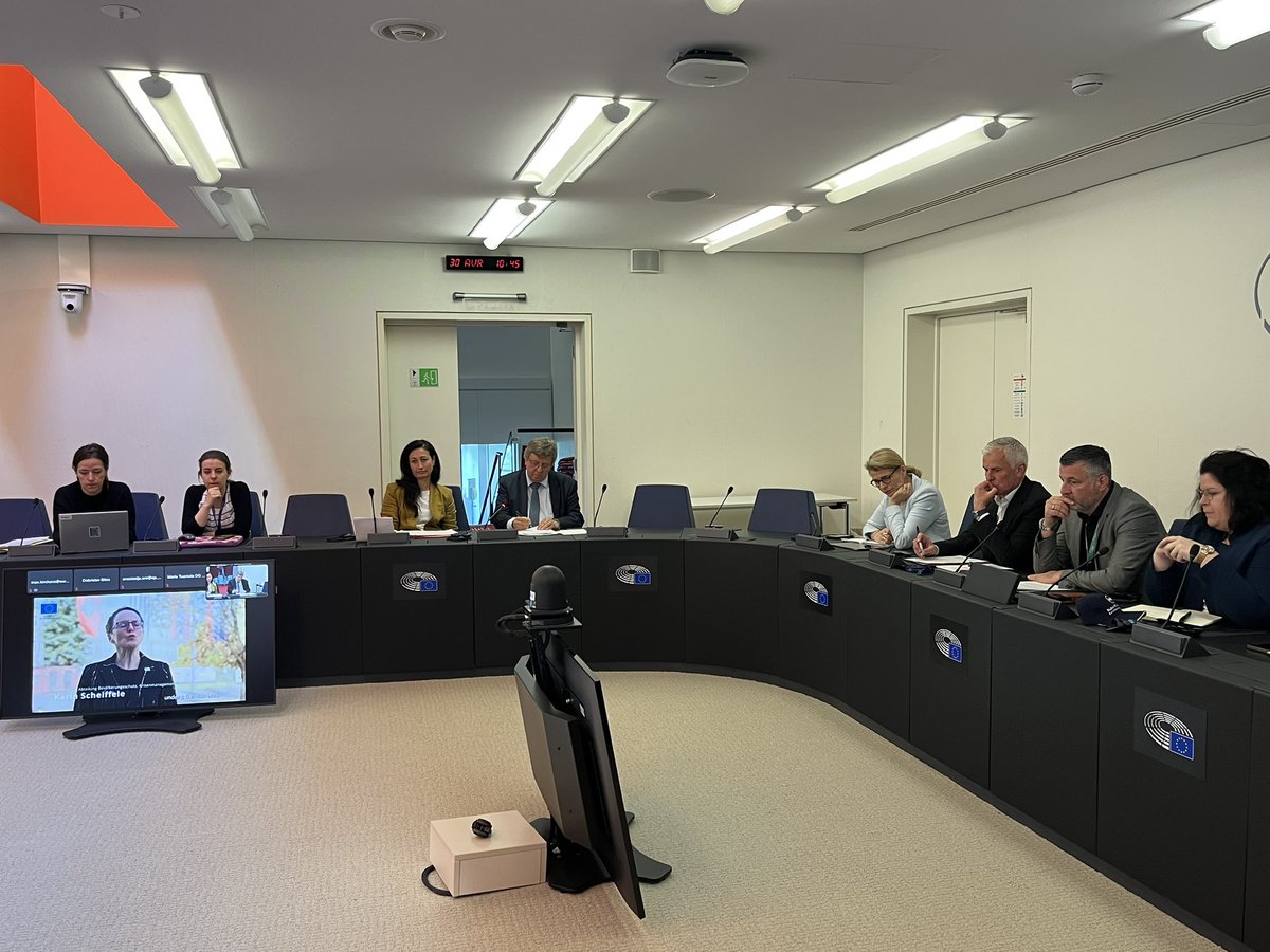 GregoryAllione's tweet photo. Face à des crises d’une telle ampleur, aucun pays ne s’en sortira seul. 🇪🇺

Ce matin, à Strasbourg, notre Intergroupe dédié à la sécurité civile a accueilli ceux qui ont piloté l'un des plus gros exercice européen de protection civile jamais organisé en Allemagne.

Stefan Glaser et Karin Scheiffele travaillent sur la protection civile au ministère de l'Intérieur du Bade-Wurtemberg. Avec leurs équipes, ils ont monté l'exercice "Magnitude 2024" : un séisme simulé de magnitude 6,9 dans la région de Karlsruhe, organisé sous l'égide du Mécanisme de protection civile de l'Union. 

Les chiffres donnent le vertige : 950 personnes mobilisées. 230 secouristes venus d'Autriche, de Grèce, de Suisse et de France. Cinq sites d'entraînement. 36h d'exercices. Un financement européen de 1,36 million d'euros.
Et un scénario qui n'est pas tiré d'un film catastrophe : il s'inspire du séisme de Bâle de 1356, l'un des plus violent jamais vu en Europe, ressenti jusqu'à Paris.

Ce que cet exercice nous dit, c'est deux choses simples.

- Face à des crises de cette ampleur, aucun pays ne s'en sortira seul. C'est ensemble, en Européens, que nous tiendrons.

- Savoir réagir quand la crise survient, ça se prépare en amont. Il n'y a pas d'improvisation possible. Il faut continuer à investir dans ces exercices grandeur nature, parce que c'est là, et nulle part ailleurs, que nos secours apprennent à répondre présent.

C'est tout le sens de notre Intergroupe Résilience et Protection civile au Parlement européen. Mettre en lumière ce travail méconnu mais vital, pour qu'il soit pris au sérieux à Bruxelles comme à Strasbourg.
Parce qu'une catastrophe ne prévient pas. Mais nous, on peut s'y préparer. 🇫🇷🇪🇺