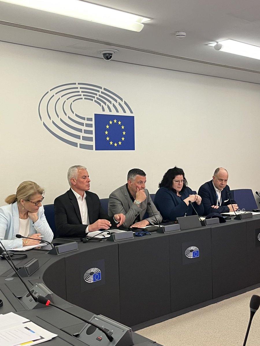 GregoryAllione's tweet photo. Face à des crises d’une telle ampleur, aucun pays ne s’en sortira seul. 🇪🇺

Ce matin, à Strasbourg, notre Intergroupe dédié à la sécurité civile a accueilli ceux qui ont piloté l'un des plus gros exercice européen de protection civile jamais organisé en Allemagne.

Stefan Glaser et Karin Scheiffele travaillent sur la protection civile au ministère de l'Intérieur du Bade-Wurtemberg. Avec leurs équipes, ils ont monté l'exercice "Magnitude 2024" : un séisme simulé de magnitude 6,9 dans la région de Karlsruhe, organisé sous l'égide du Mécanisme de protection civile de l'Union. 

Les chiffres donnent le vertige : 950 personnes mobilisées. 230 secouristes venus d'Autriche, de Grèce, de Suisse et de France. Cinq sites d'entraînement. 36h d'exercices. Un financement européen de 1,36 million d'euros.
Et un scénario qui n'est pas tiré d'un film catastrophe : il s'inspire du séisme de Bâle de 1356, l'un des plus violent jamais vu en Europe, ressenti jusqu'à Paris.

Ce que cet exercice nous dit, c'est deux choses simples.

- Face à des crises de cette ampleur, aucun pays ne s'en sortira seul. C'est ensemble, en Européens, que nous tiendrons.

- Savoir réagir quand la crise survient, ça se prépare en amont. Il n'y a pas d'improvisation possible. Il faut continuer à investir dans ces exercices grandeur nature, parce que c'est là, et nulle part ailleurs, que nos secours apprennent à répondre présent.

C'est tout le sens de notre Intergroupe Résilience et Protection civile au Parlement européen. Mettre en lumière ce travail méconnu mais vital, pour qu'il soit pris au sérieux à Bruxelles comme à Strasbourg.
Parce qu'une catastrophe ne prévient pas. Mais nous, on peut s'y préparer. 🇫🇷🇪🇺