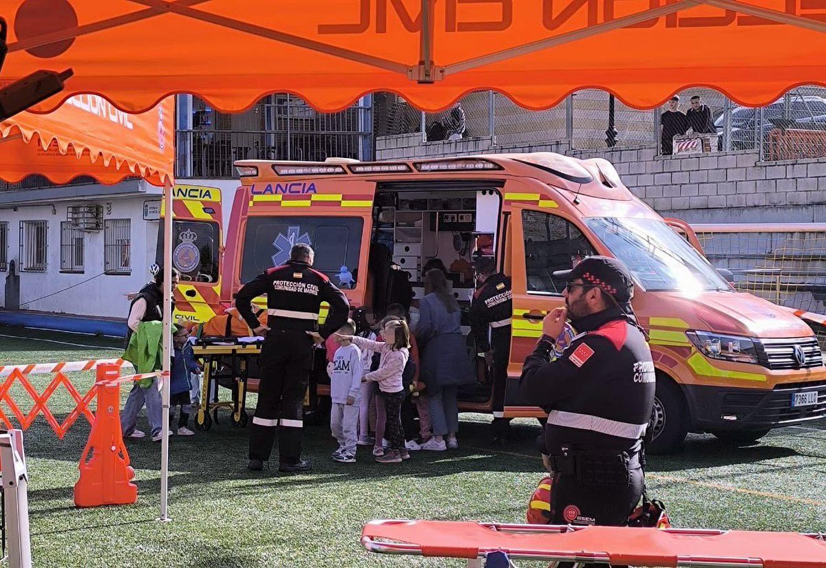 112cmadrid's tweet photo. 🚨 Hoy, el #ERIVE y los #BomberosCM participan en una jornada de acercamiento a los servicios de emergencias en Pedrezuela.
📍 Parque Municipal de Fútbol.
🦺 🚒 En sus estands han realizado juegos y talleres dirigidos a los más pequeños.
⛑️ Organiza @PedrezuelaPC.
#ASEM112 https://t.co/VKTVISKy2M