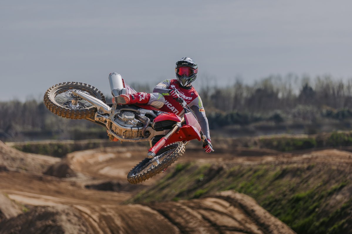 Ducati is bringing a revolutionary innovation to the world of off-road motorcycling: ducati.com/gb/en/news/duc… #Ducati #Desmo450MX