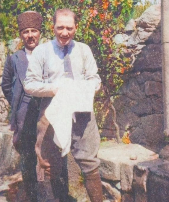 Başbuğ Atatürk’ün “Kardeşim Makbule’ye” diyerek imzalayıp hediye ettiği fotoğrafları.