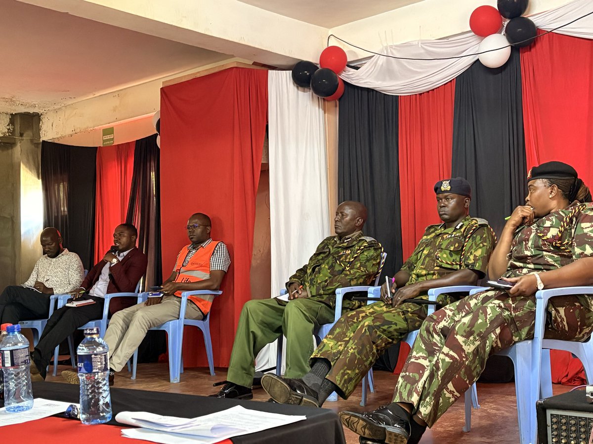 CrimeSiPoaKenya's tweet photo. Mr. Ombati, Assistant County Commissioner Kiharu Constituency: โNot every case needs policeโcriminal matters should go to the police, but minor disputes can be resolved through the chief.โ
#crimesipoa #communityforum #Muranga https://t.co/iC78UnguJa