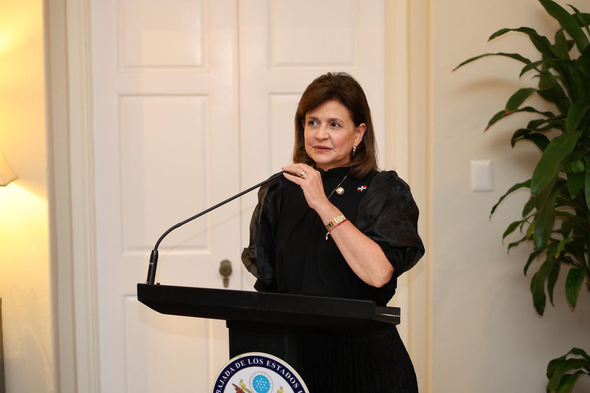 raquelarbaje's tweet photo. Junto a la vicepresidenta de la República, Raquel Peña, tuve el placer de acompañar a la embajadora de los Estados Unidos en la República Dominicana, Leah Campos, en la ceremonia cargada de fe celebrada en su residencia.

Este encuentro reafirma la importancia de continuar fortaleciendo los vínculos de amistad, cooperación y entendimiento mutuo que distinguen las relaciones entre nuestras naciones.

Agradezco su invitación y la oportunidad de compartir un momento tan emotivo como es la bendición del hogar. 🇩🇴🇺🇸