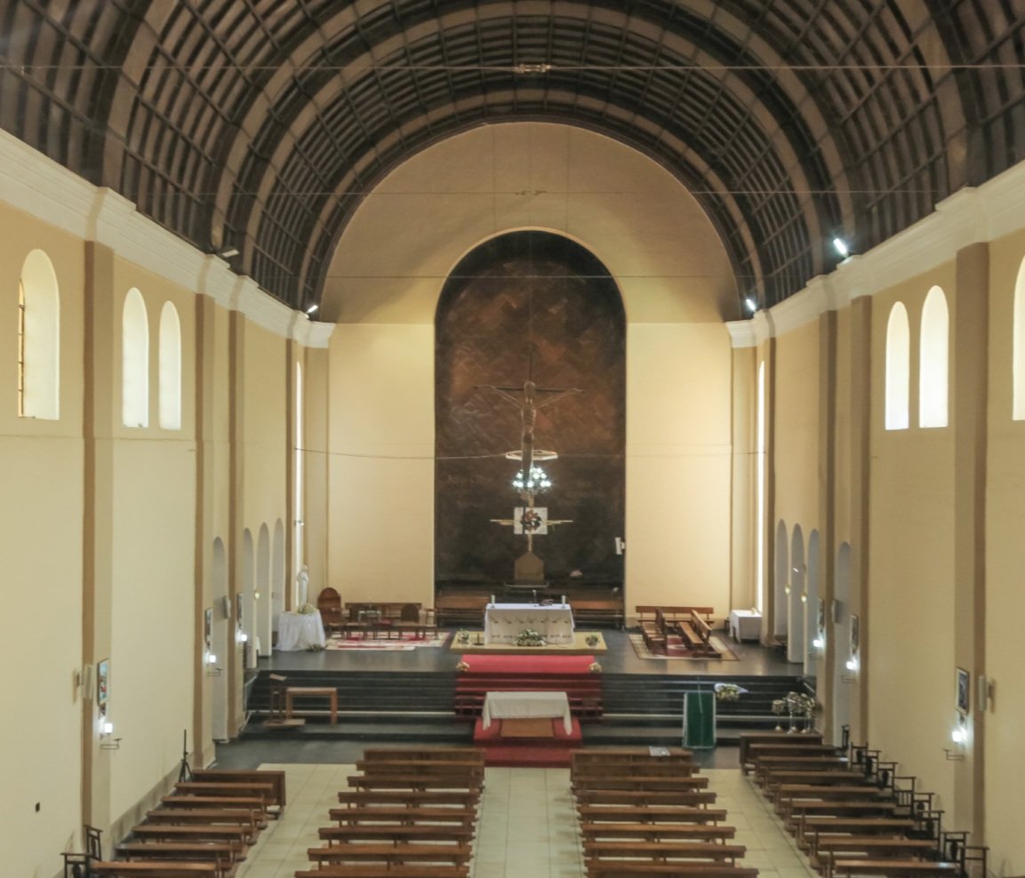 La Cathédrale Saints Pierre et Paul : Une église bâtie sur un bloc de cuivre 

Le 06 Juin 1921, le Gouverneur Général Lippens pose la première pierre de la cathédrale Saints Pierre et Paul. Cette pierre est, curieusement, un bloc de cuivre offert par Messieurs Sergier et Cousin,