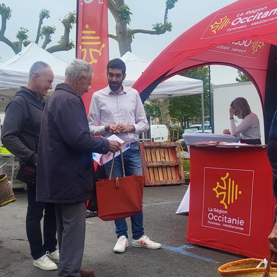 GuillaumeDAC's tweet image. Ce matin sur le marché de #Fronton pour la tournée citoyenne #LaRégionAVosCôtés : écouter, échanger avec les habitants et entendre leurs priorités pour construire ensemble l’Occitanie de demain.  

Avec @CaroleDelga, nous construisons l’ #Occitanie avec et pour ses habitants 🤝🌻