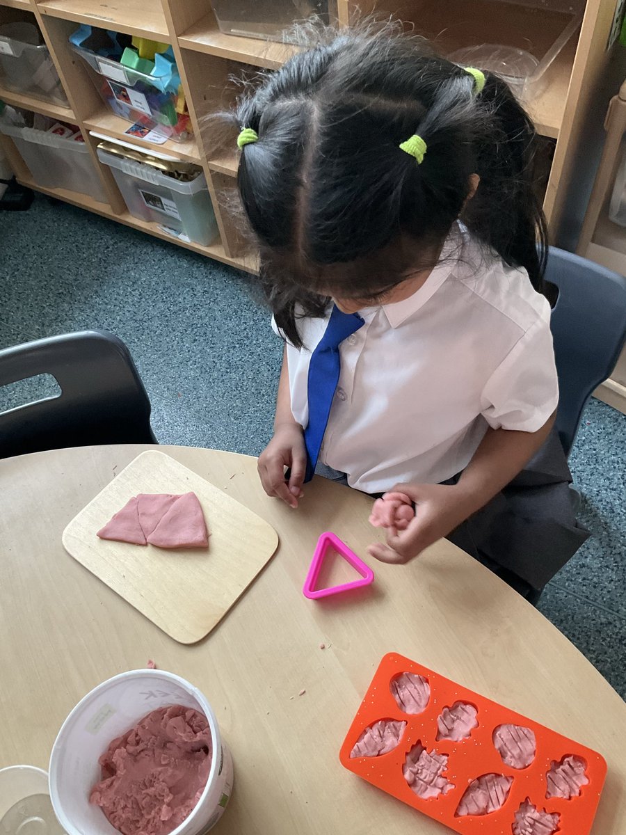 AbbeyPrimary's tweet image. E used the triangles to compose a new shape. #rec #maths