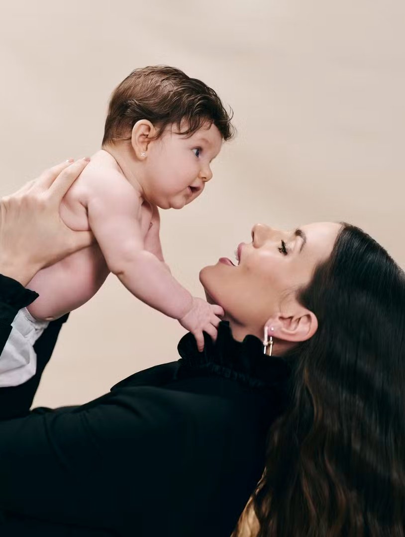 QUE FOFURA! A mamãe Camila Queiroz posando pela primeira vez ao lado da filha Clara, para a revista Marie Claire. 🥹