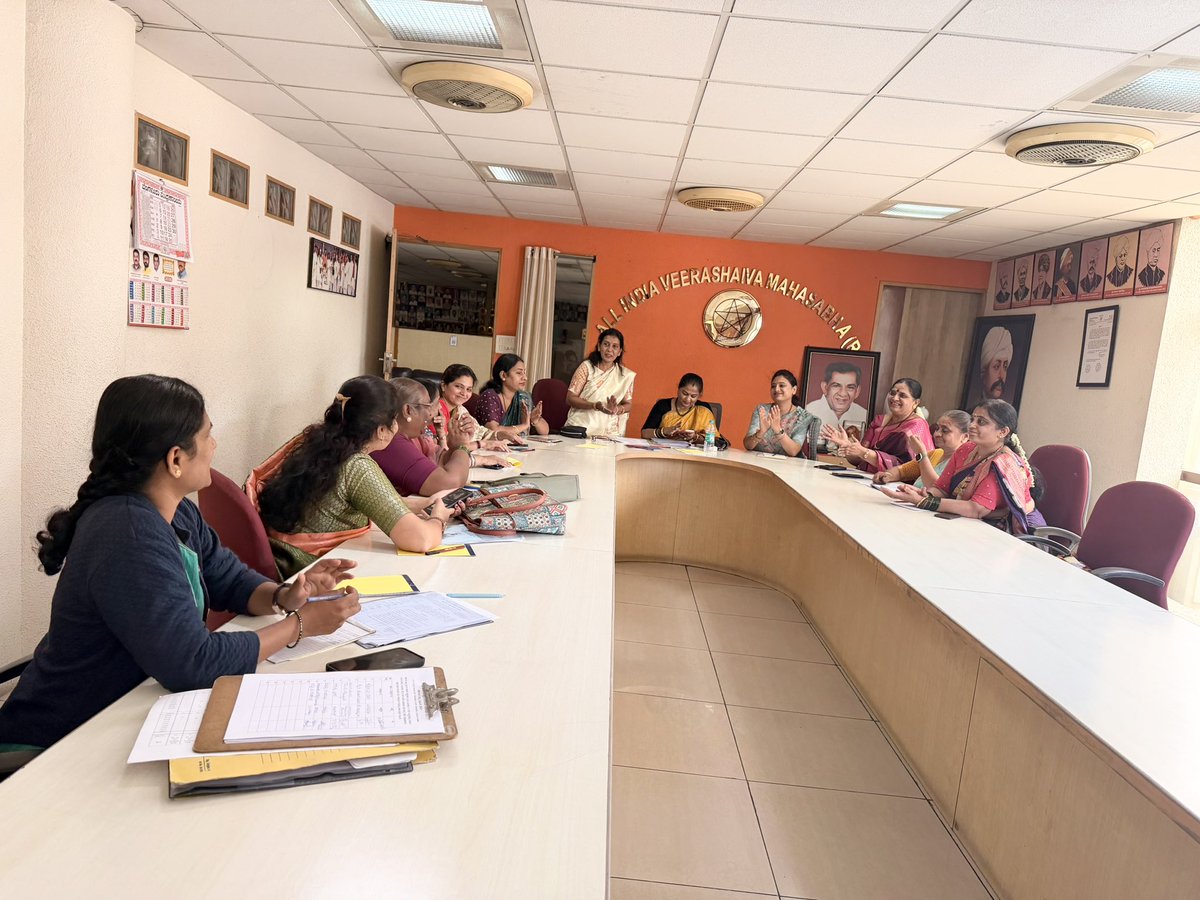 Preetihonagudi's tweet image. ಇಂದು ಅಖಿಲ ಭಾರತ ವೀರಶೈವ ಲಿಂಗಾಯತ ಮಹಾಸಭಾದ ಬೆಂಗಳೂರಿನ ಕೇಂದ್ರ ಕಚೇರಿಯಲ್ಲಿ ನಡೆದ ರಾಜ್ಯ ಮಹಿಳಾ ಘಟಕದ ಸಭೆಯಲ್ಲಿ ಭಾಗವಹಿಸಿದೆ.
ಸದಸ್ಯತ್ವ ಅಭಿಯಾನವನ್ನು ಚುರುಕುಗೊಳಿಸುವ ಹಾಗೂ ಜಿಲ್ಲಾ ಮತ್ತು ತಾಲ್ಲೂಕು ಮಟ್ಟದಲ್ಲಿ ಮಹಿಳಾ ಸಮಿತಿಗಳನ್ನು ರಚಿಸುವ ಕುರಿತು ಚರ್ಚೆಗಳು ನಡೆದವು.
#VeerashaivaLingayat #Bangalore #karnataka #women