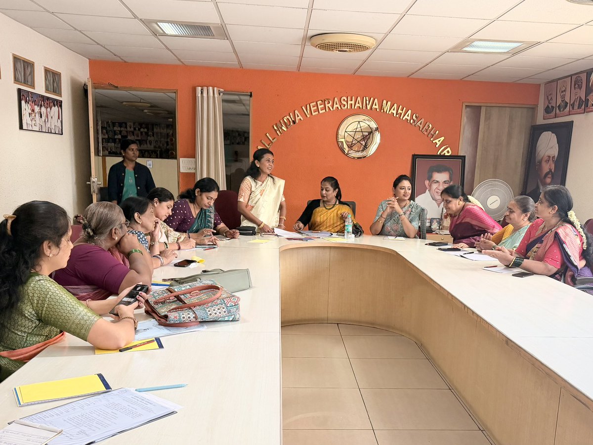 Preetihonagudi's tweet image. ಇಂದು ಅಖಿಲ ಭಾರತ ವೀರಶೈವ ಲಿಂಗಾಯತ ಮಹಾಸಭಾದ ಬೆಂಗಳೂರಿನ ಕೇಂದ್ರ ಕಚೇರಿಯಲ್ಲಿ ನಡೆದ ರಾಜ್ಯ ಮಹಿಳಾ ಘಟಕದ ಸಭೆಯಲ್ಲಿ ಭಾಗವಹಿಸಿದೆ.
ಸದಸ್ಯತ್ವ ಅಭಿಯಾನವನ್ನು ಚುರುಕುಗೊಳಿಸುವ ಹಾಗೂ ಜಿಲ್ಲಾ ಮತ್ತು ತಾಲ್ಲೂಕು ಮಟ್ಟದಲ್ಲಿ ಮಹಿಳಾ ಸಮಿತಿಗಳನ್ನು ರಚಿಸುವ ಕುರಿತು ಚರ್ಚೆಗಳು ನಡೆದವು.
#VeerashaivaLingayat #Bangalore #karnataka #women
